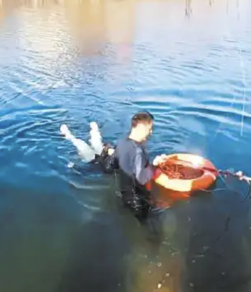 保安队长寒冬跳入冰河救人